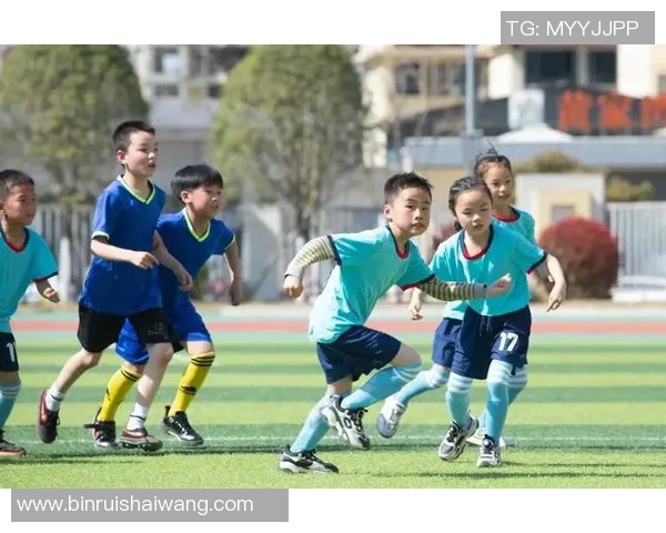 男孩足球玩具的乐趣与成长探索让孩子在游戏中锻炼团队精神与运动能力